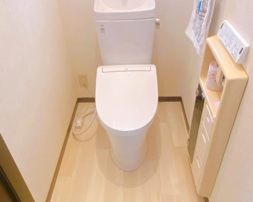 トイレの空間が広く感じるスタイリッシュなシャワートイレに交換！【施工事例70】