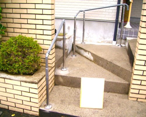 手すり設置で外出時の転倒不安を軽減！【施工事例105】