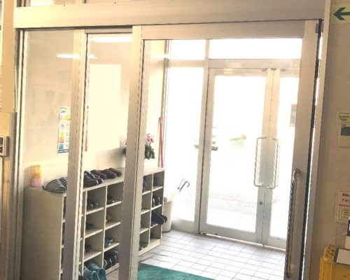 事務所のドアを車いす対応の引き戸に変更【施工事例104】
